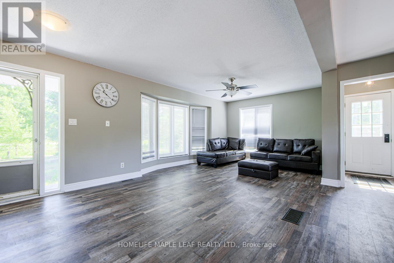 927 #97 Regional Road, Hamilton, ON - Indoor Photo Showing Living Room