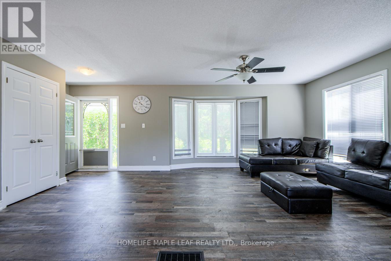 927 #97 Regional Road, Hamilton, ON - Indoor Photo Showing Living Room