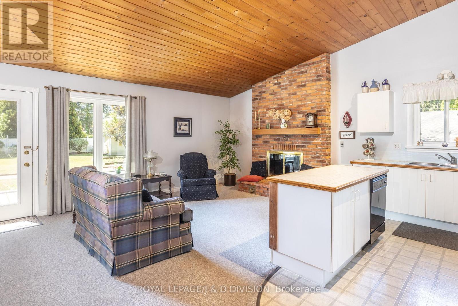 478 Johnson Street, Niagara-On-The-Lake, ON - Indoor With Fireplace