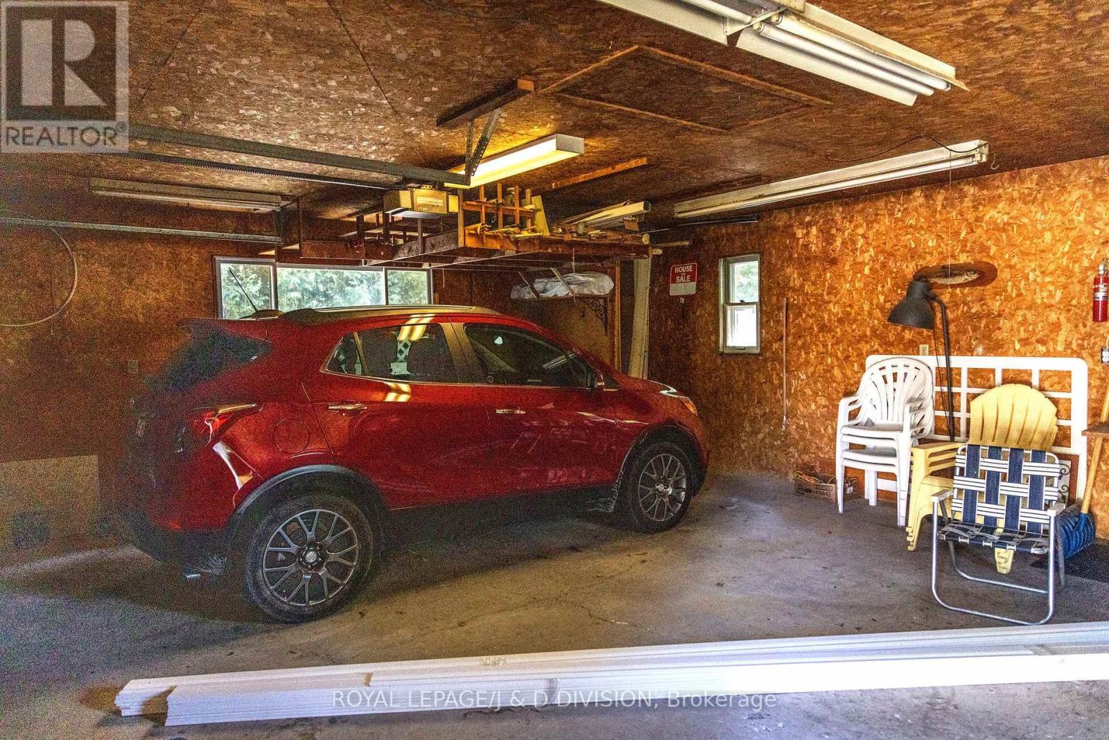 478 Johnson Street, Niagara-On-The-Lake, ON - Indoor Photo Showing Garage