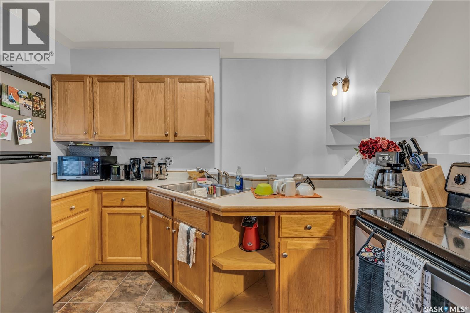 2231 Quebec Street, Regina, SK - Indoor Photo Showing Kitchen With Double Sink