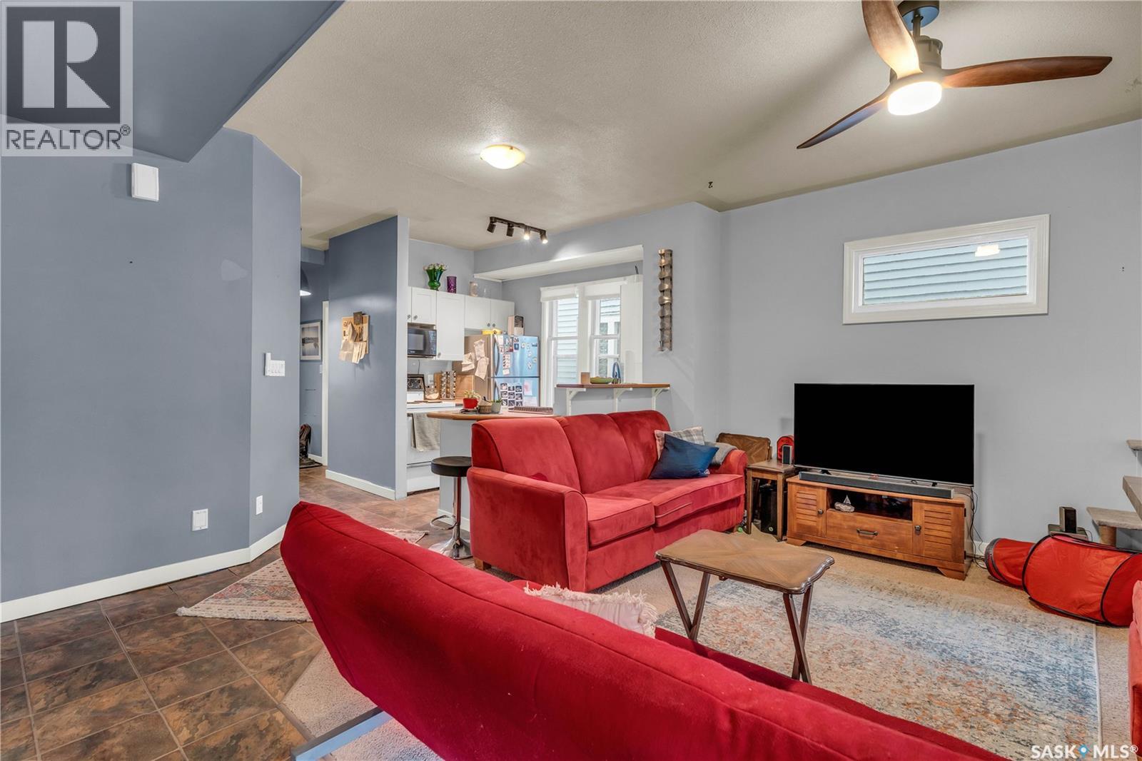 2231 Quebec Street, Regina, SK - Indoor Photo Showing Living Room