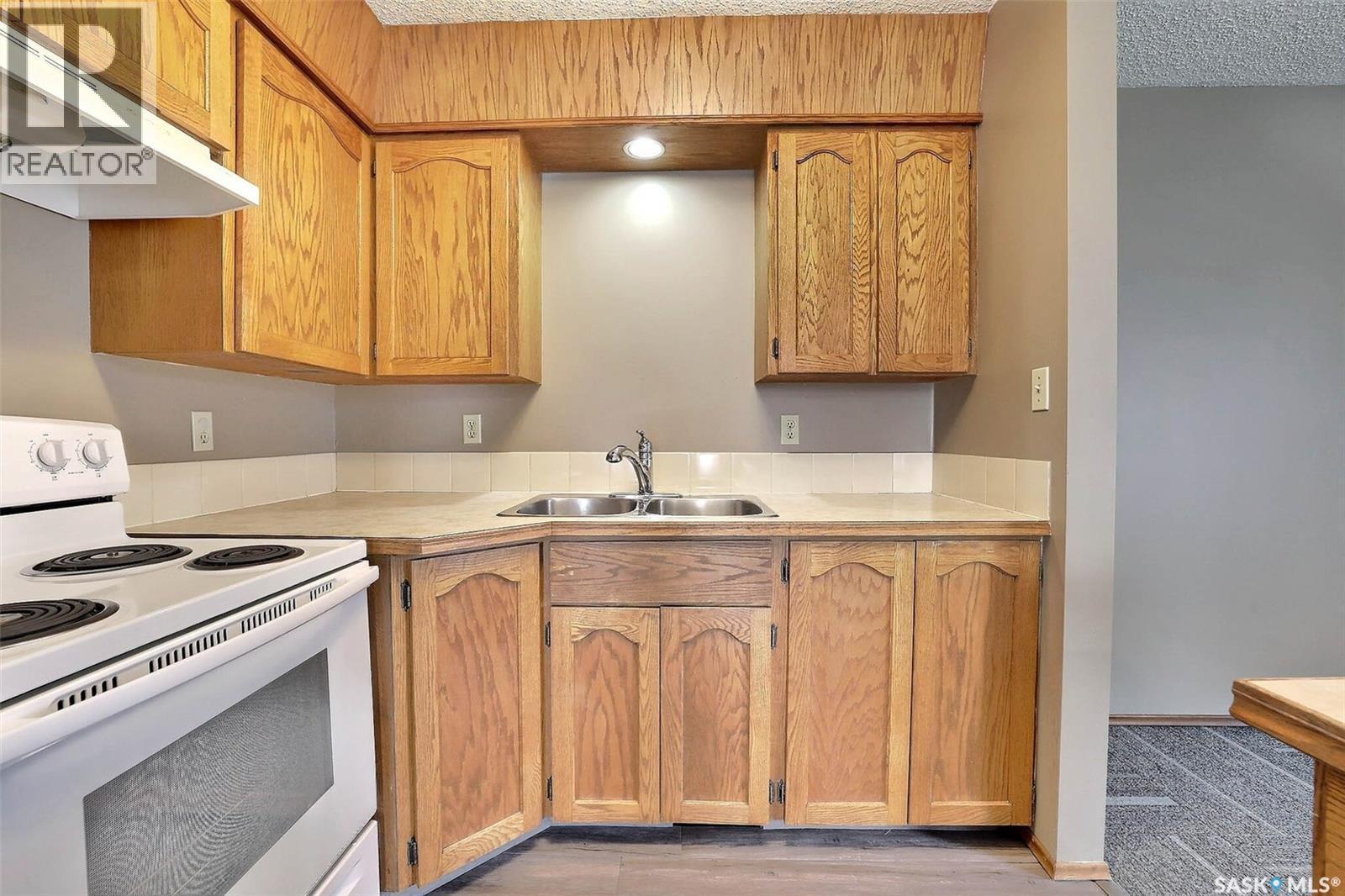 1580 Lacon Street, Regina, SK - Indoor Photo Showing Kitchen With Double Sink