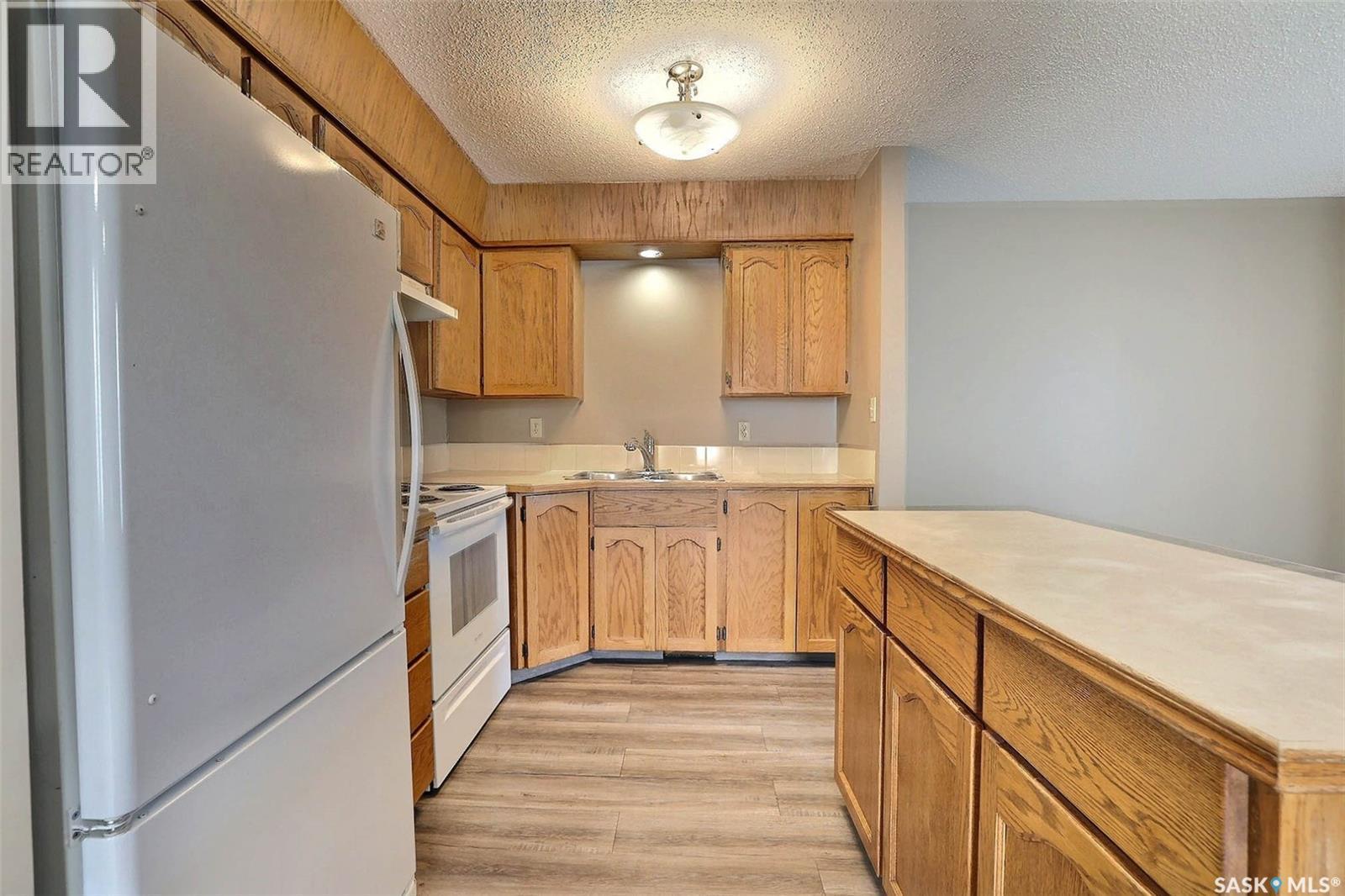 1580 Lacon Street, Regina, SK - Indoor Photo Showing Kitchen With Double Sink