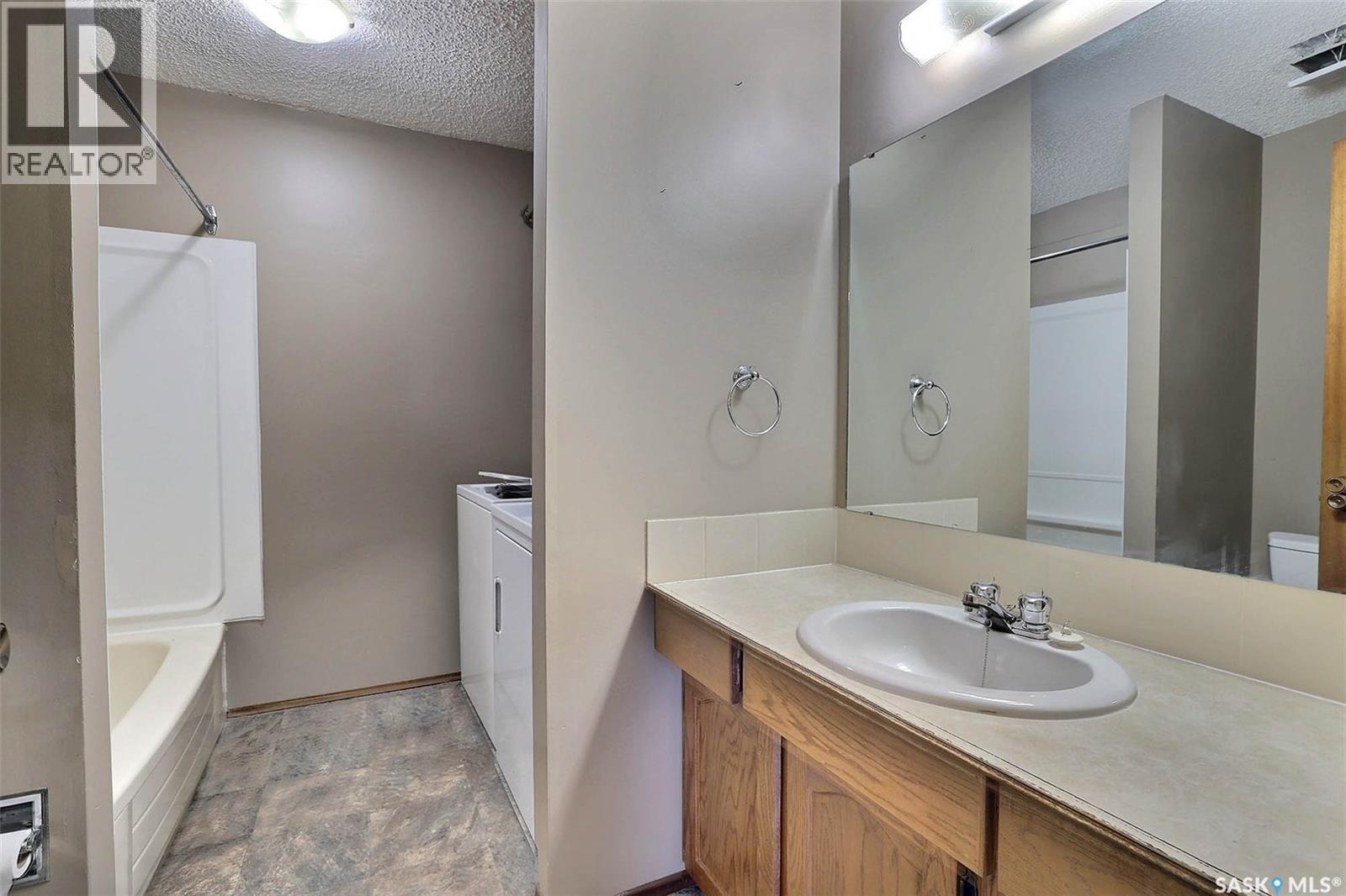 1580 Lacon Street, Regina, SK - Indoor Photo Showing Bathroom