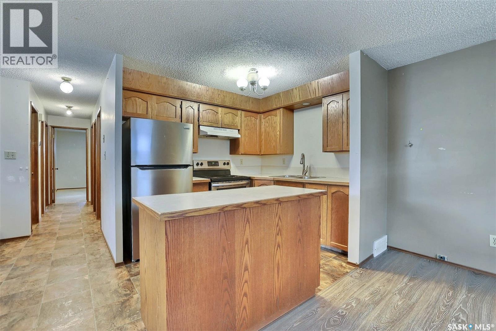1580 Lacon Street, Regina, SK - Indoor Photo Showing Kitchen With Double Sink