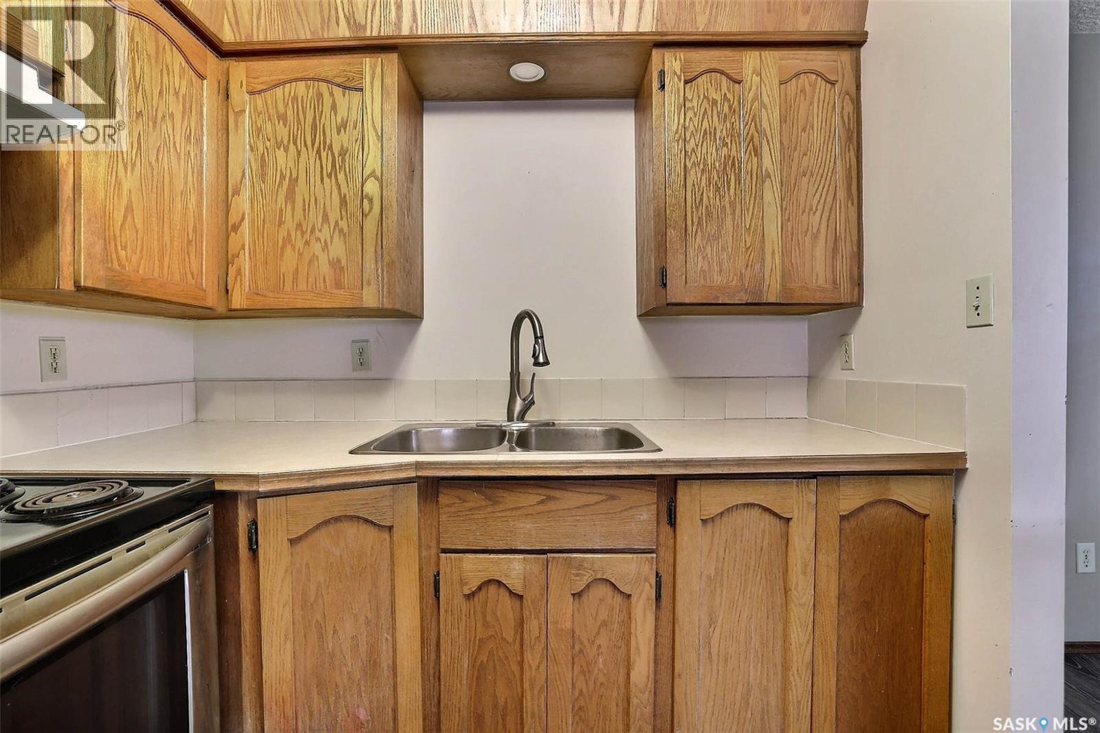 1580 Lacon Street, Regina, SK - Indoor Photo Showing Kitchen With Double Sink