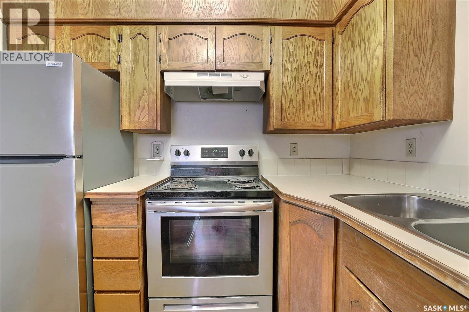 1580 Lacon Street, Regina, SK - Indoor Photo Showing Kitchen With Double Sink