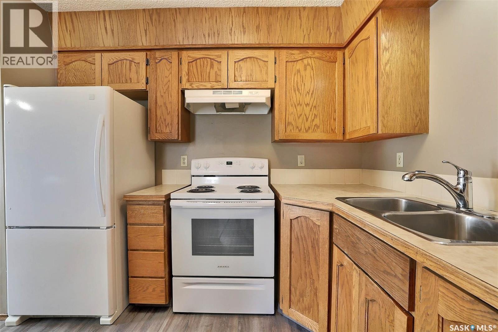 1580 Lacon Street, Regina, SK - Indoor Photo Showing Kitchen With Double Sink