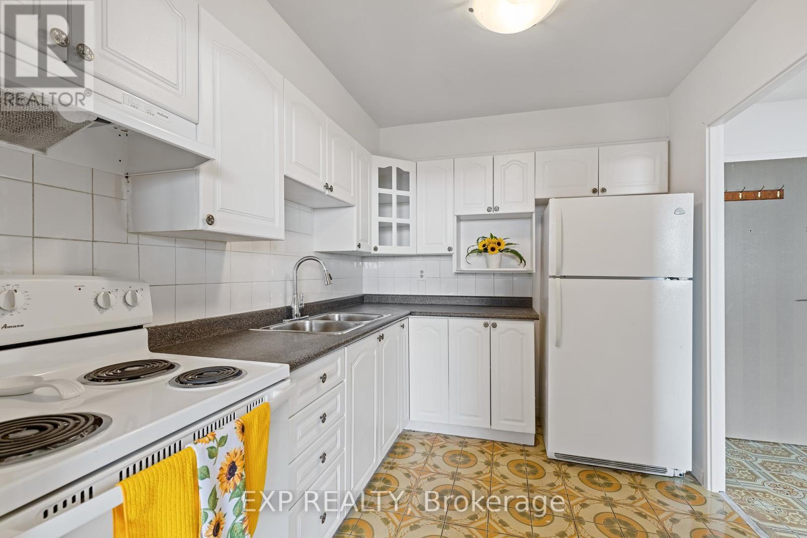 2006 - 3390 Weston Road, Toronto, ON - Indoor Photo Showing Kitchen With Double Sink