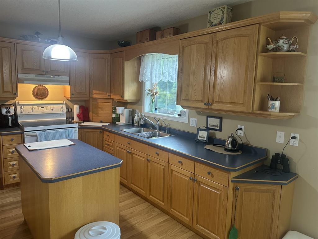 206 3Rd Street W, Swan River, MB - Indoor Photo Showing Kitchen With Double Sink