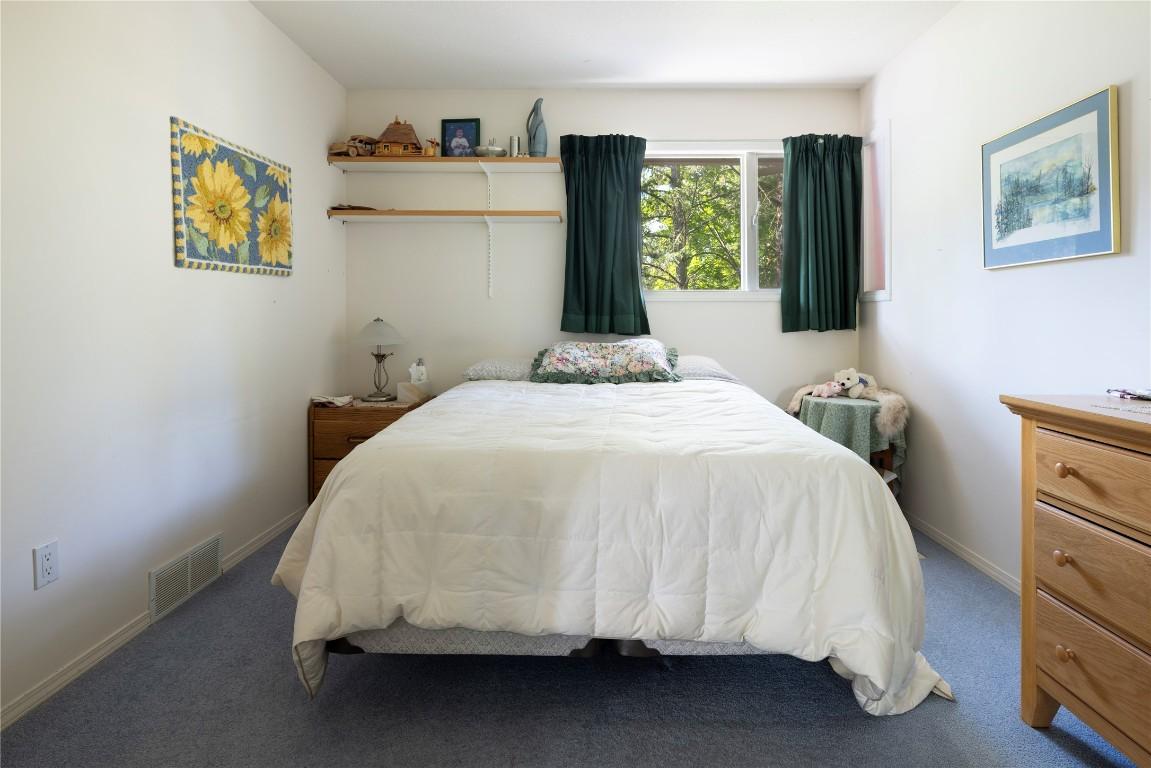 440 Grainger Road, Kelowna, BC - Indoor Photo Showing Bedroom