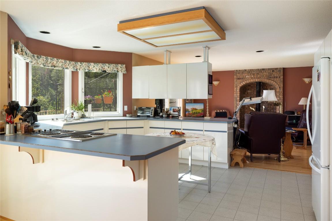 440 Grainger Road, Kelowna, BC - Indoor Photo Showing Kitchen