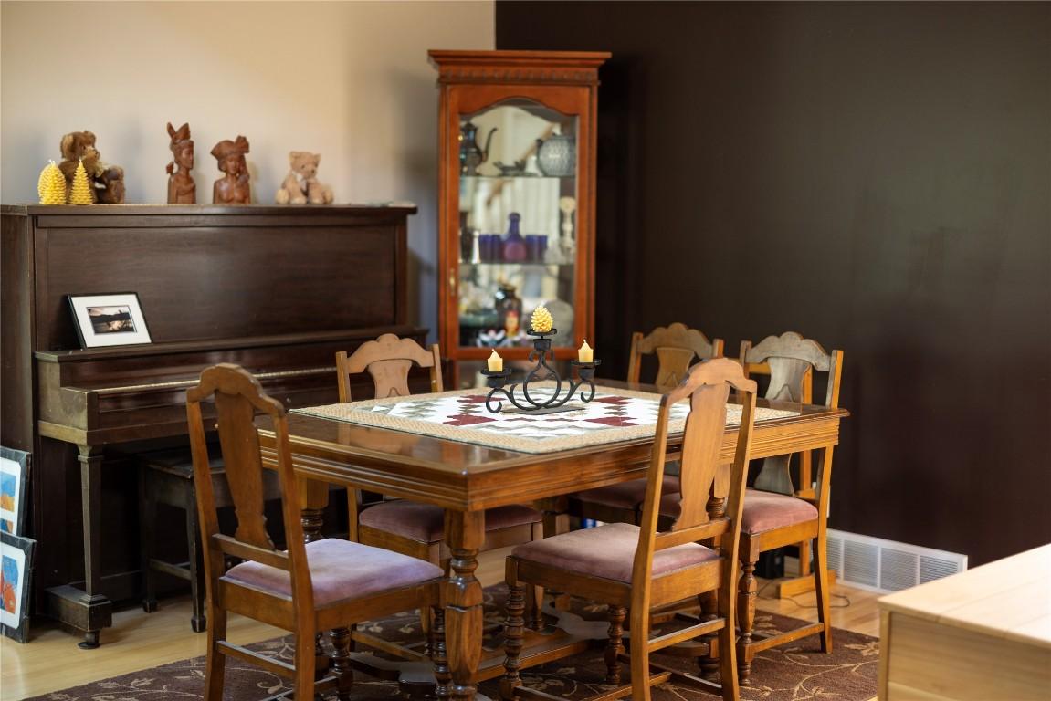 440 Grainger Road, Kelowna, BC - Indoor Photo Showing Dining Room