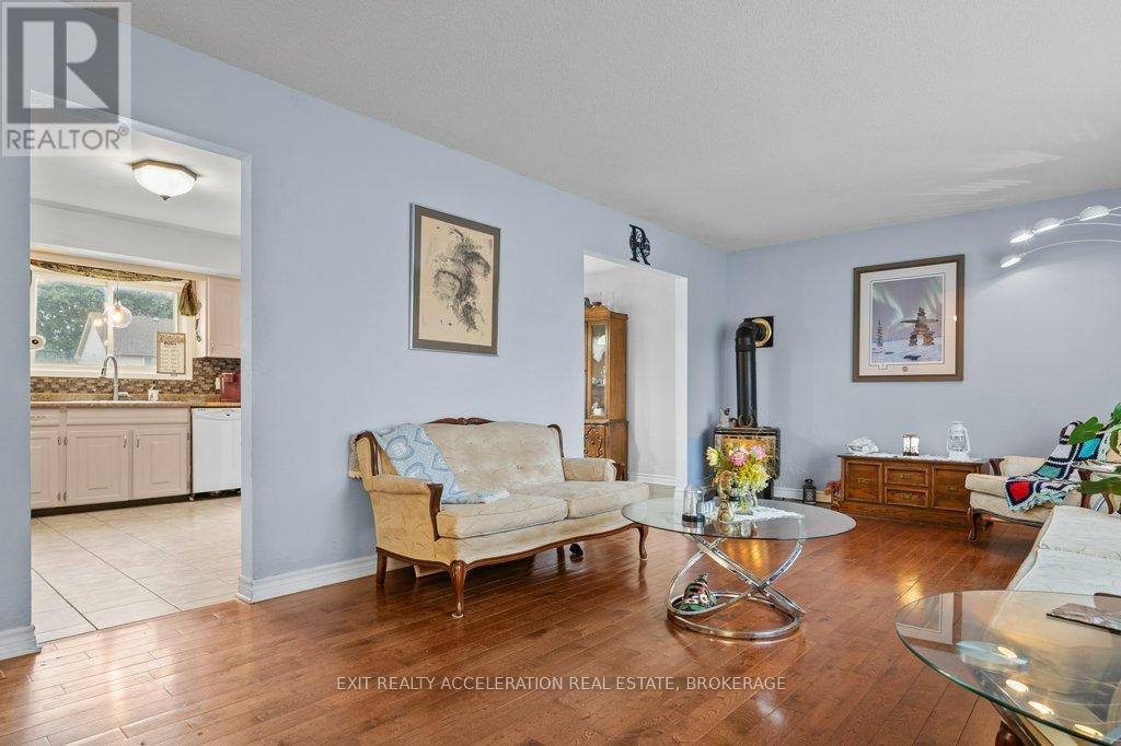 19 Mortensen Drive, Loyalist (Amherstview), ON - Indoor Photo Showing Living Room