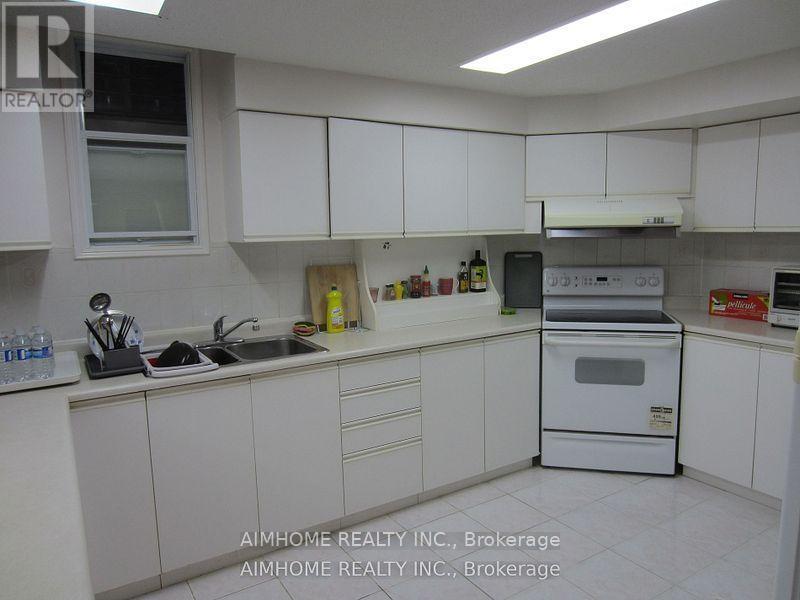 33 Townley Avenue, Markham, ON - Indoor Photo Showing Kitchen With Double Sink