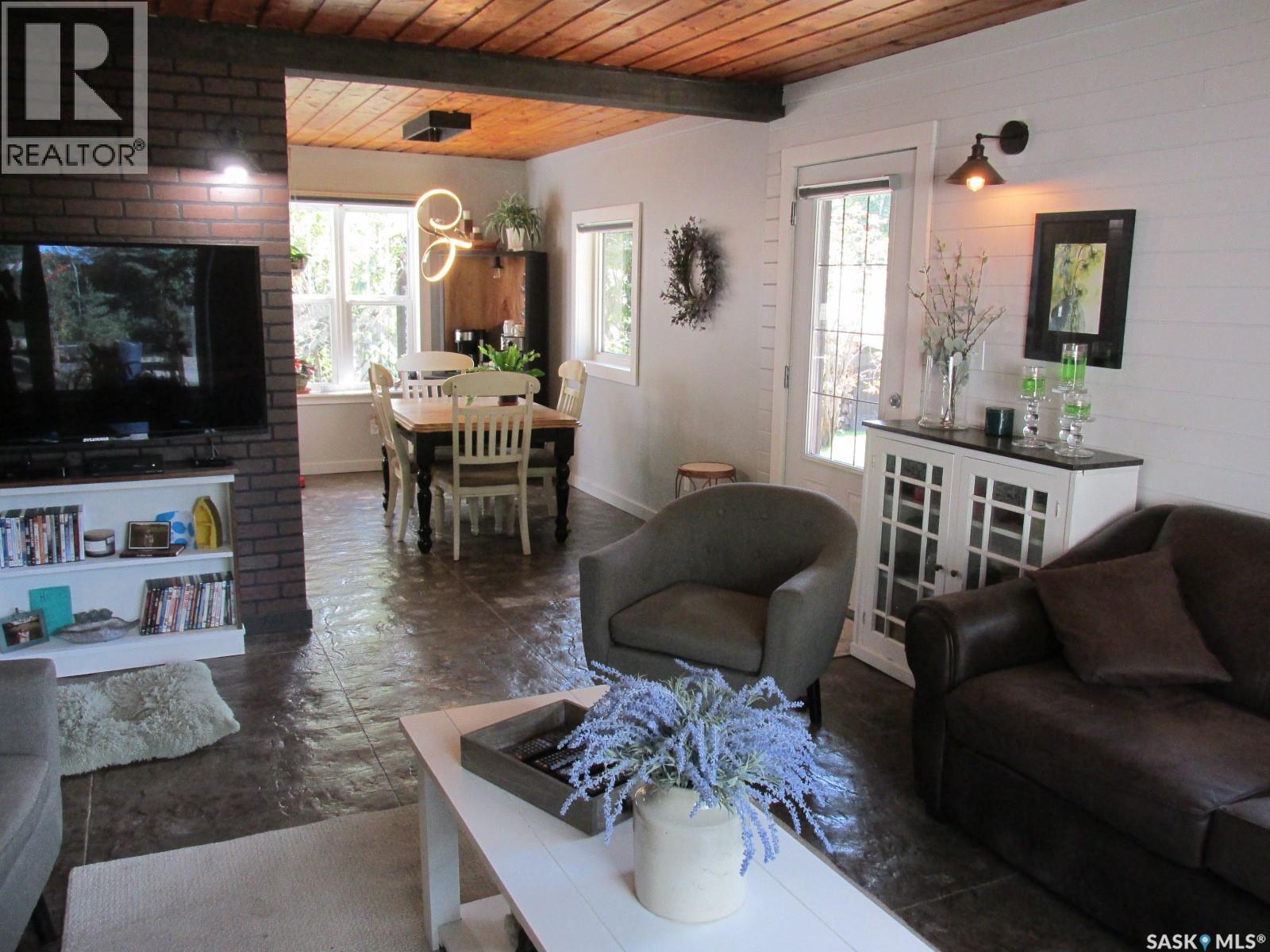 701 Pine Drive, Tobin Lake, SK - Indoor Photo Showing Living Room