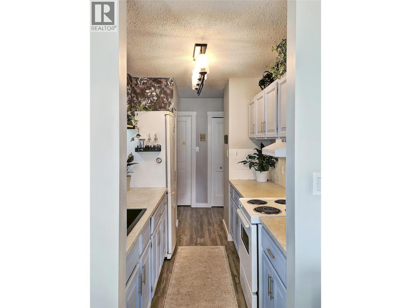 717 12Th Avenue Unit# 8, Invermere, BC - Indoor Photo Showing Kitchen