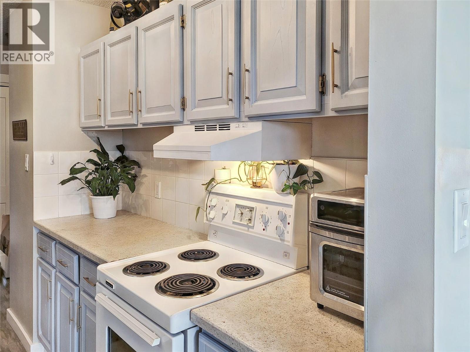 717 12Th Avenue Unit# 8, Invermere, BC - Indoor Photo Showing Kitchen