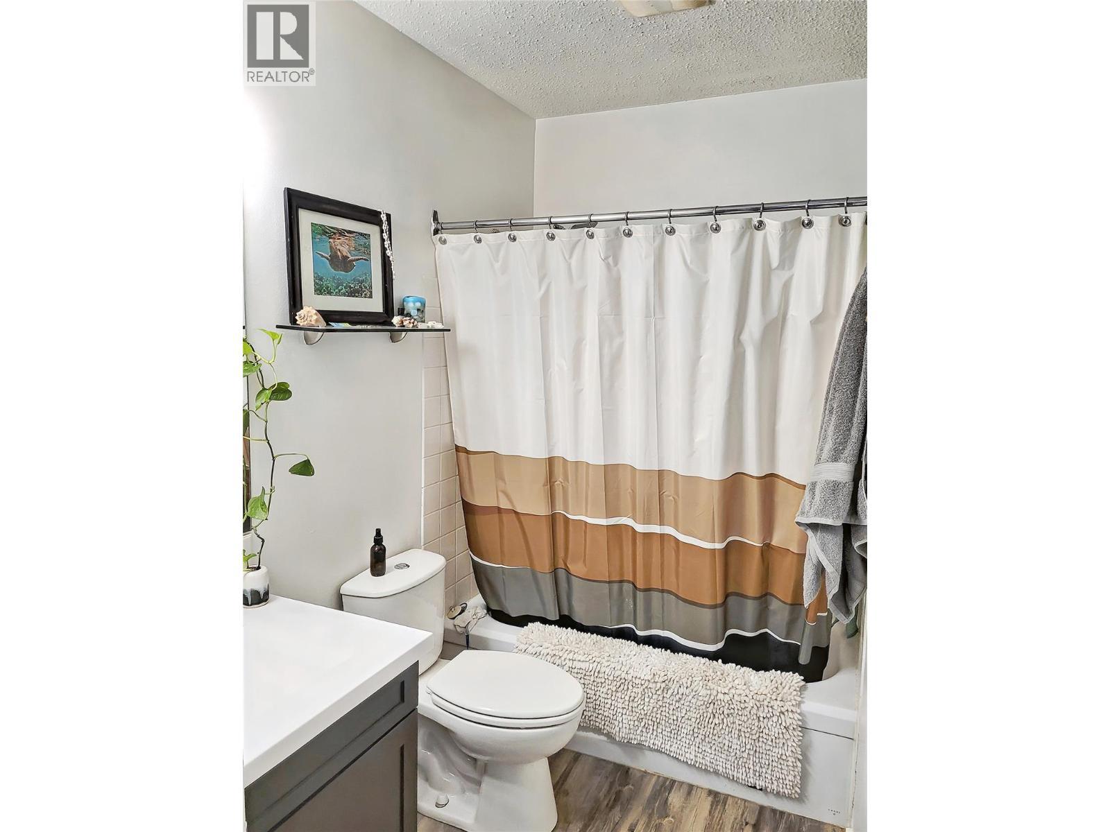 717 12Th Avenue Unit# 8, Invermere, BC - Indoor Photo Showing Bathroom