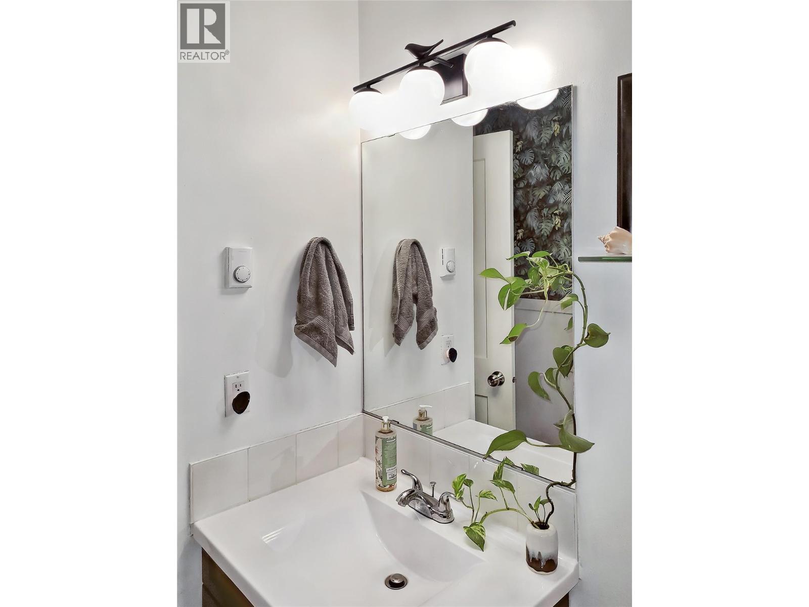 717 12Th Avenue Unit# 8, Invermere, BC - Indoor Photo Showing Bathroom