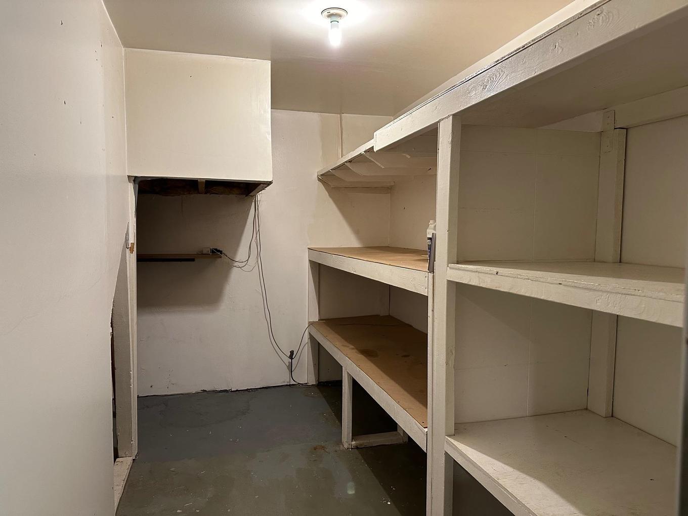 4 East Grove Crescent, Terrace Bay, ON - Indoor With Storage