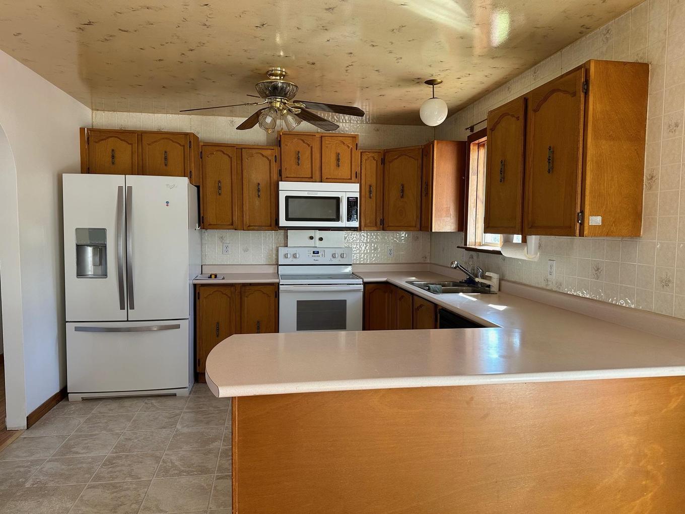 4 East Grove Crescent, Terrace Bay, ON - Indoor Photo Showing Kitchen With Double Sink