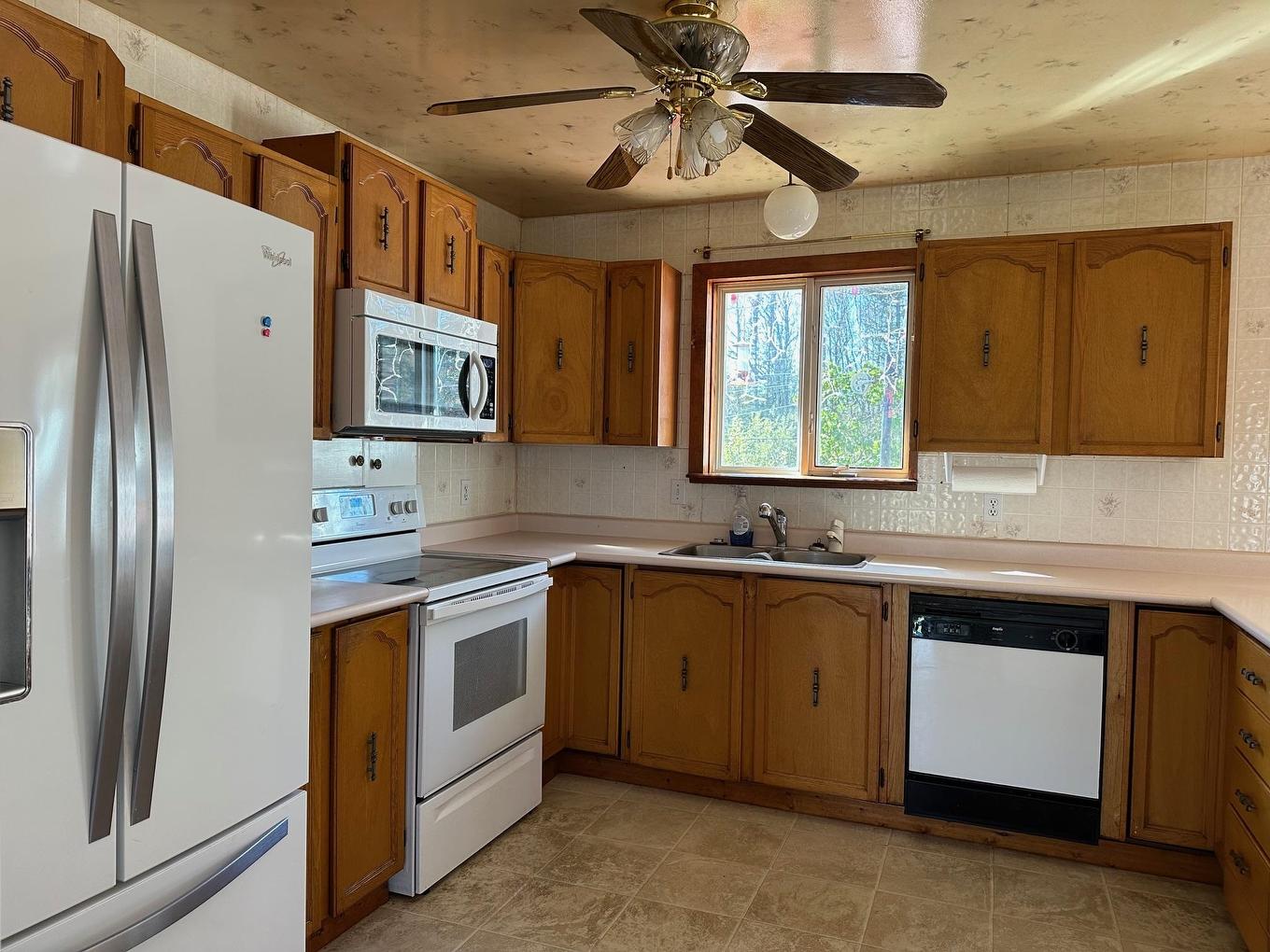 4 East Grove Crescent, Terrace Bay, ON - Indoor Photo Showing Kitchen With Double Sink