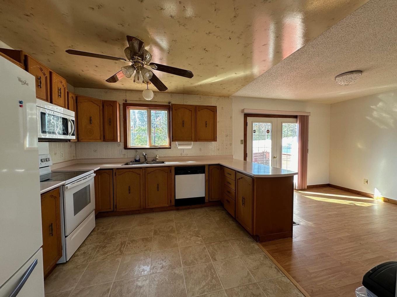 4 East Grove Crescent, Terrace Bay, ON - Indoor Photo Showing Kitchen