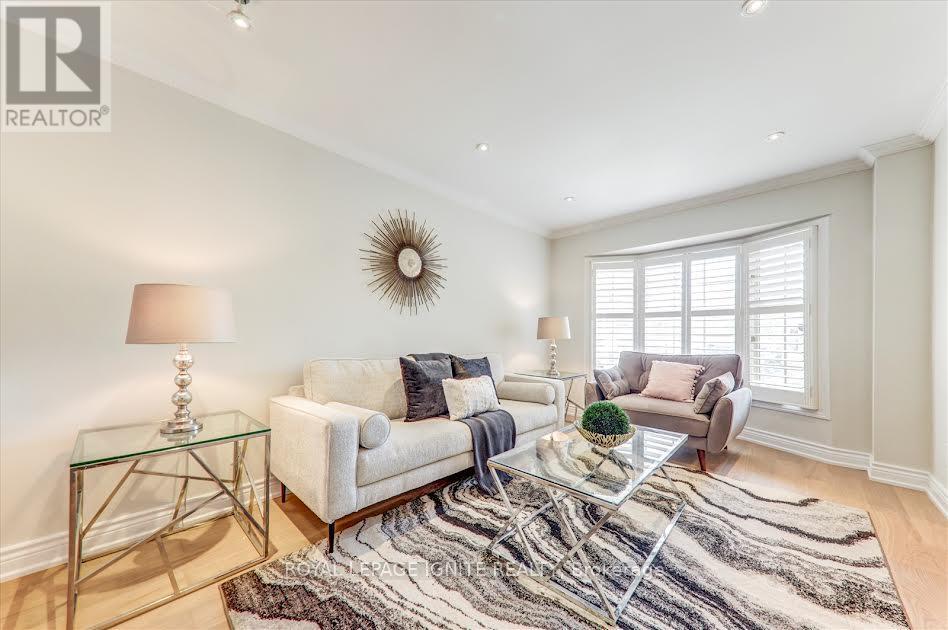 26 Halfmoon Square, Toronto, ON - Indoor Photo Showing Living Room