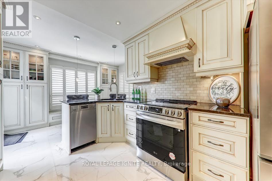 26 Halfmoon Square, Toronto, ON - Indoor Photo Showing Kitchen With Upgraded Kitchen
