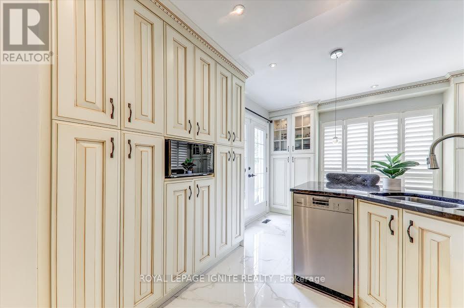 26 Halfmoon Square, Toronto, ON - Indoor Photo Showing Kitchen