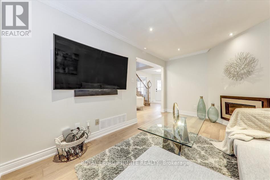 26 Halfmoon Square, Toronto, ON - Indoor Photo Showing Living Room