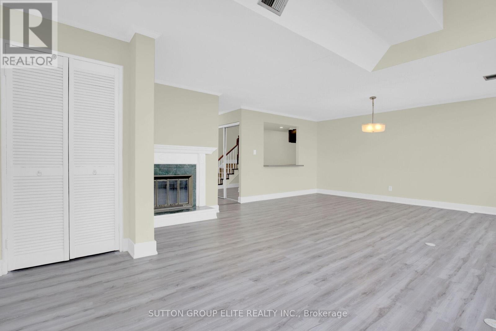 5 - 200 Robert Speck Parkway, Mississauga, ON - Indoor Photo Showing Other Room