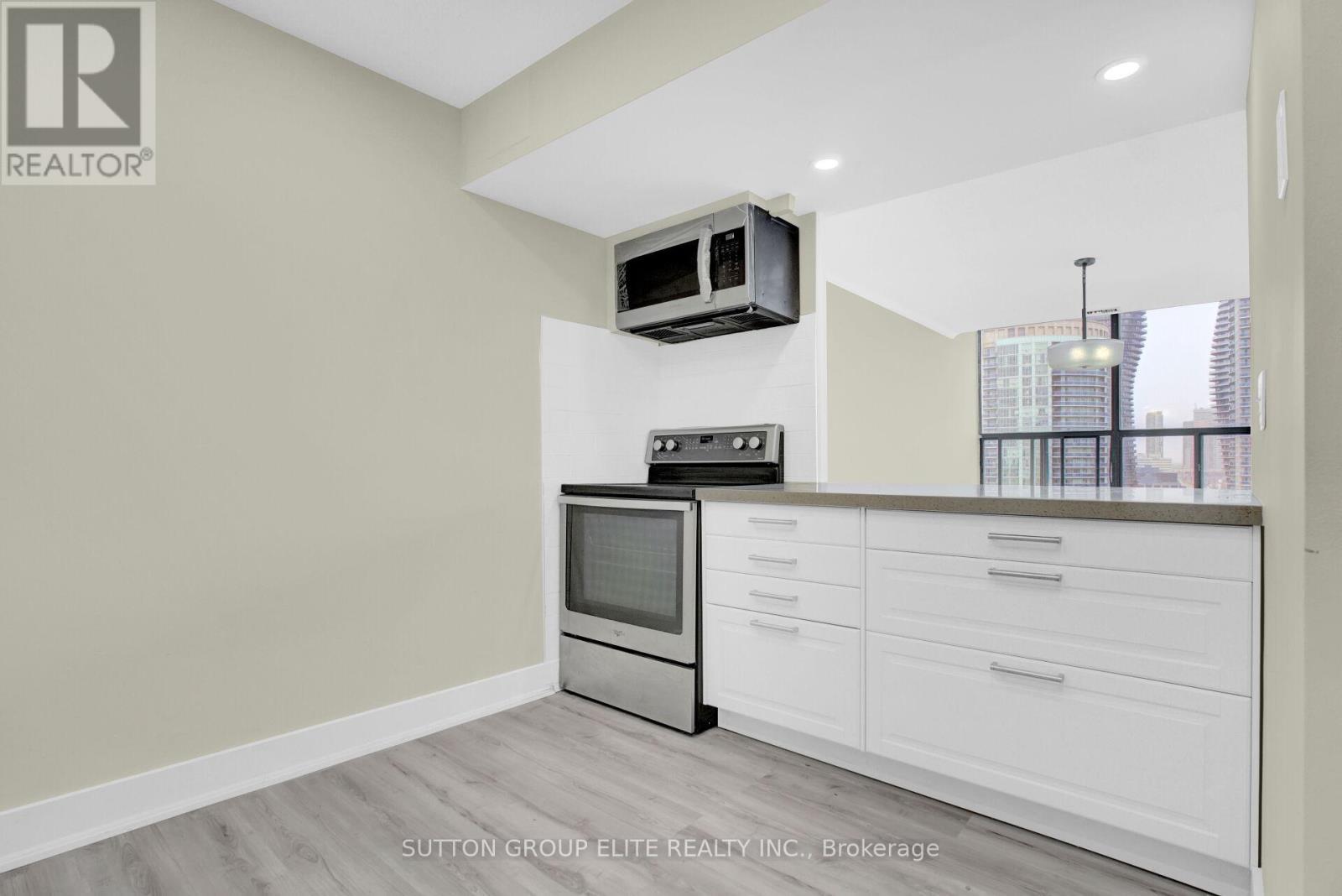 5 - 200 Robert Speck Parkway, Mississauga, ON - Indoor Photo Showing Kitchen