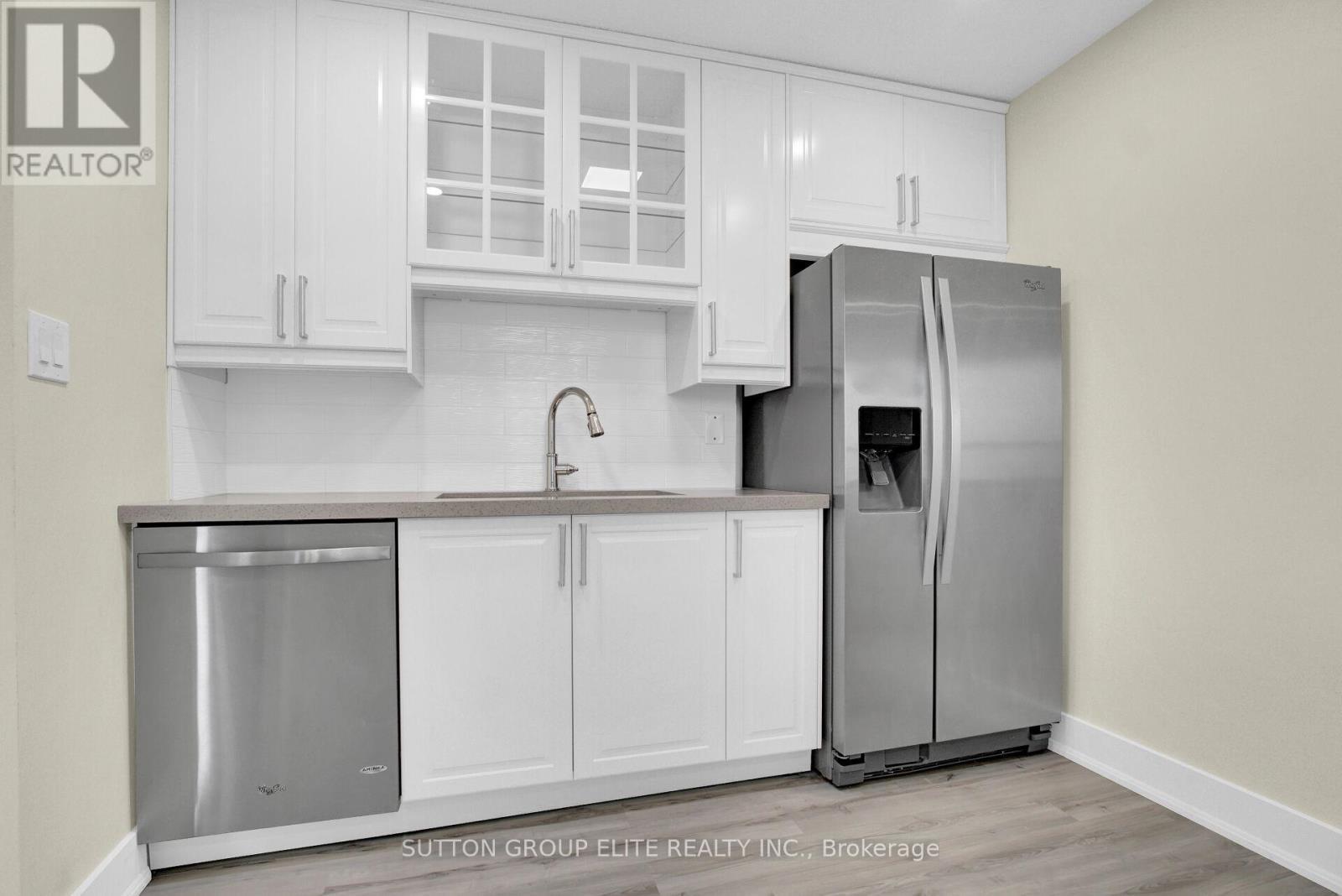 5 - 200 Robert Speck Parkway, Mississauga, ON - Indoor Photo Showing Kitchen