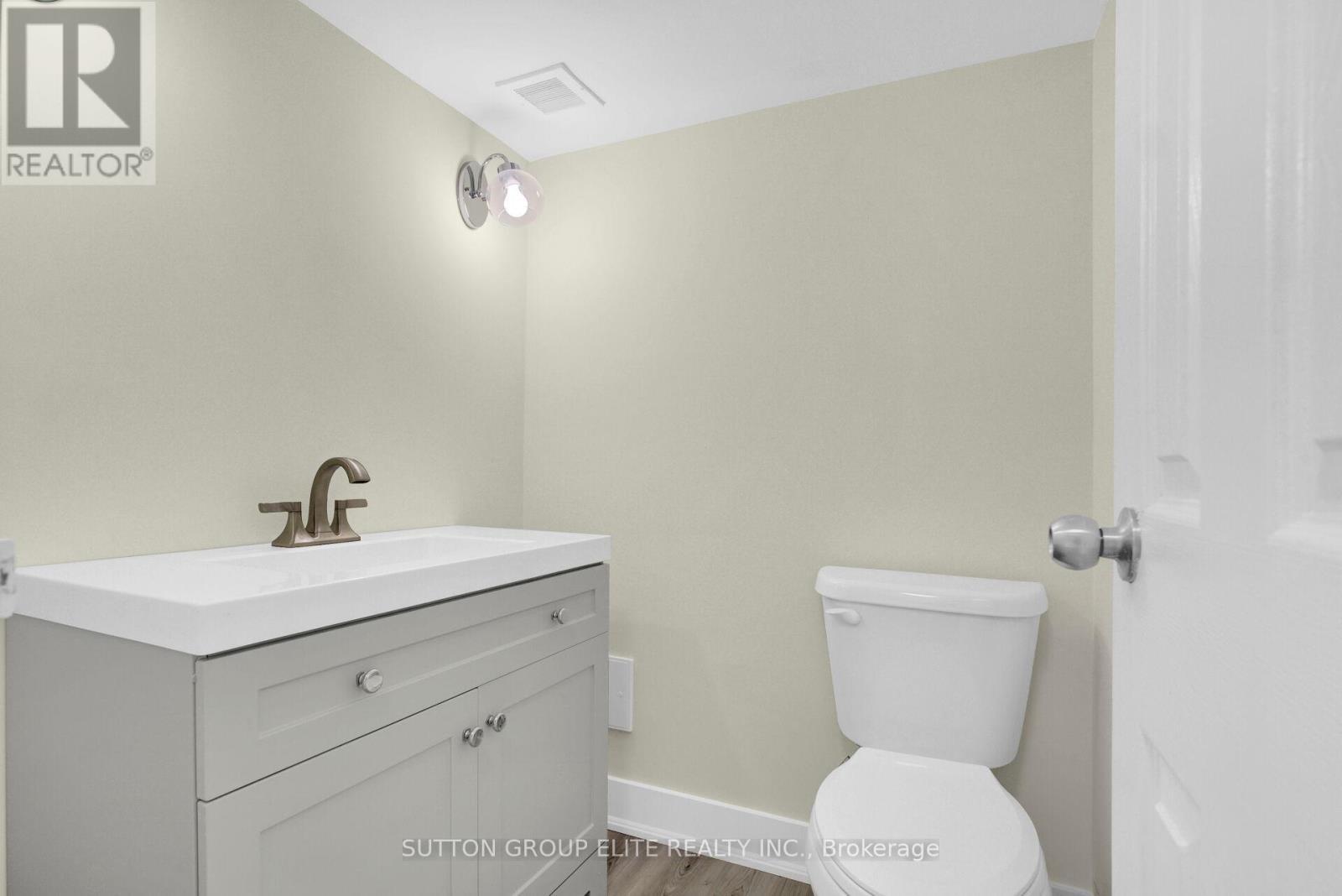 5 - 200 Robert Speck Parkway, Mississauga, ON - Indoor Photo Showing Bathroom