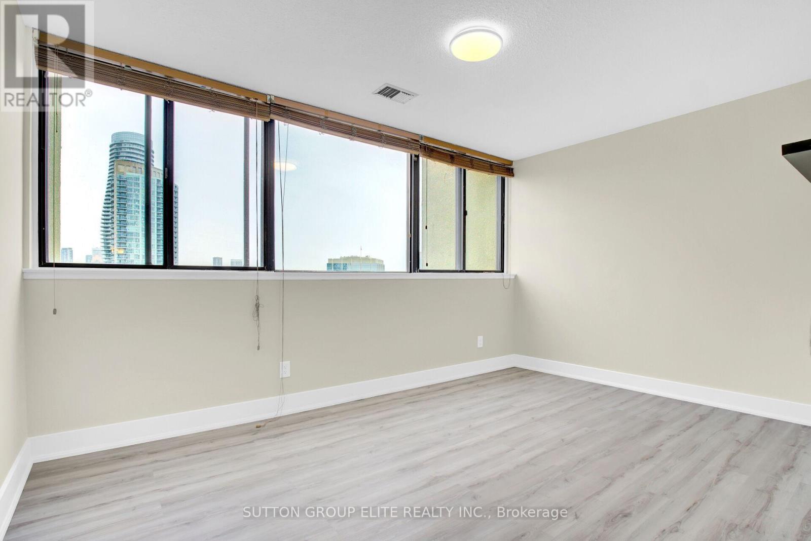 5 - 200 Robert Speck Parkway, Mississauga, ON - Indoor Photo Showing Other Room