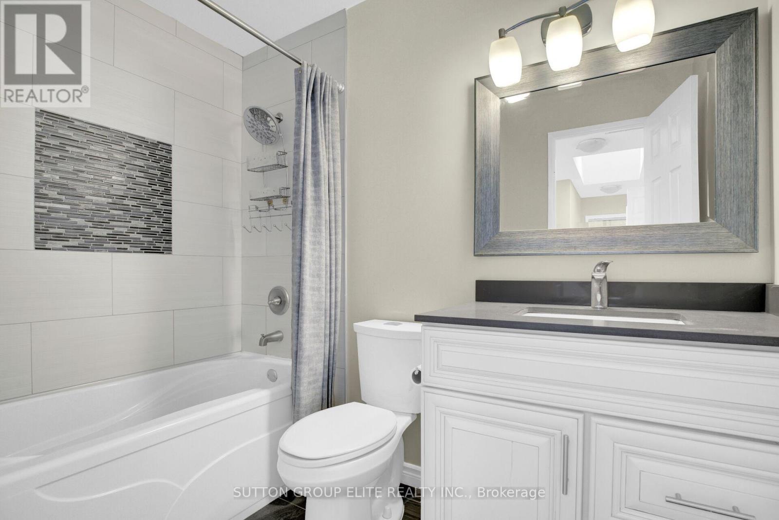 5 - 200 Robert Speck Parkway, Mississauga, ON - Indoor Photo Showing Bathroom