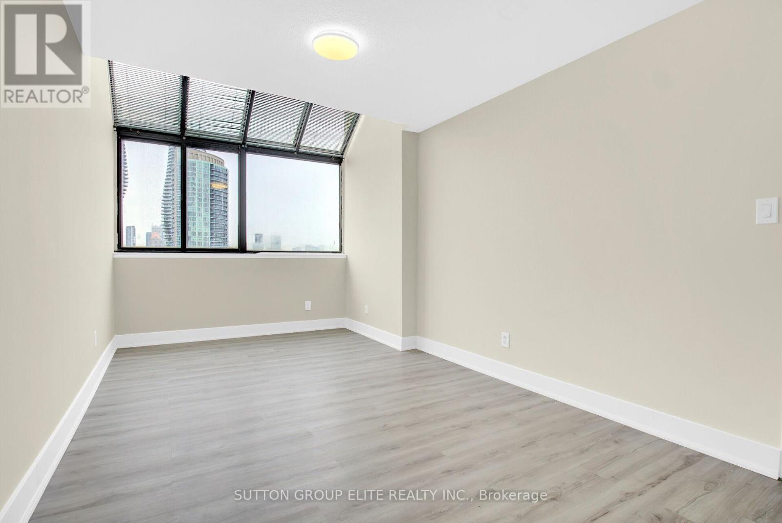 5 - 200 Robert Speck Parkway, Mississauga, ON - Indoor Photo Showing Other Room