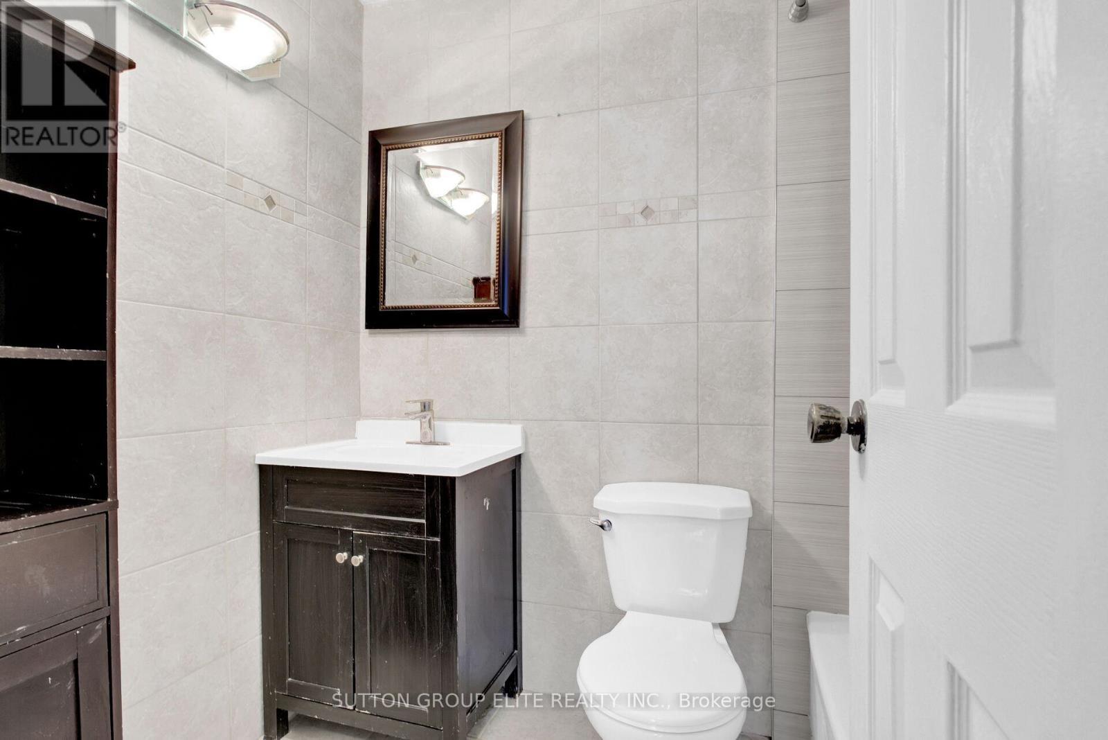 5 - 200 Robert Speck Parkway, Mississauga, ON - Indoor Photo Showing Bathroom