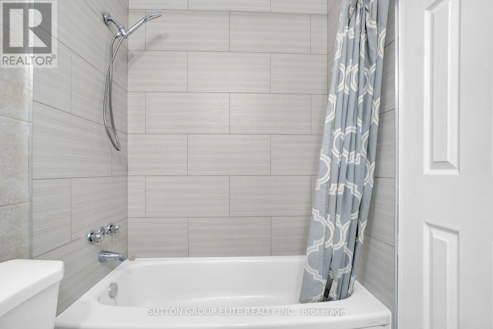 5 - 200 Robert Speck Parkway, Mississauga, ON - Indoor Photo Showing Bathroom