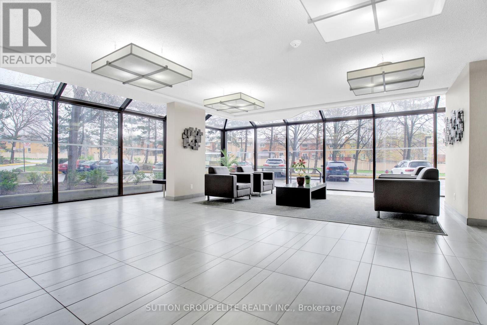 5 - 200 Robert Speck Parkway, Mississauga, ON - Indoor Photo Showing Other Room