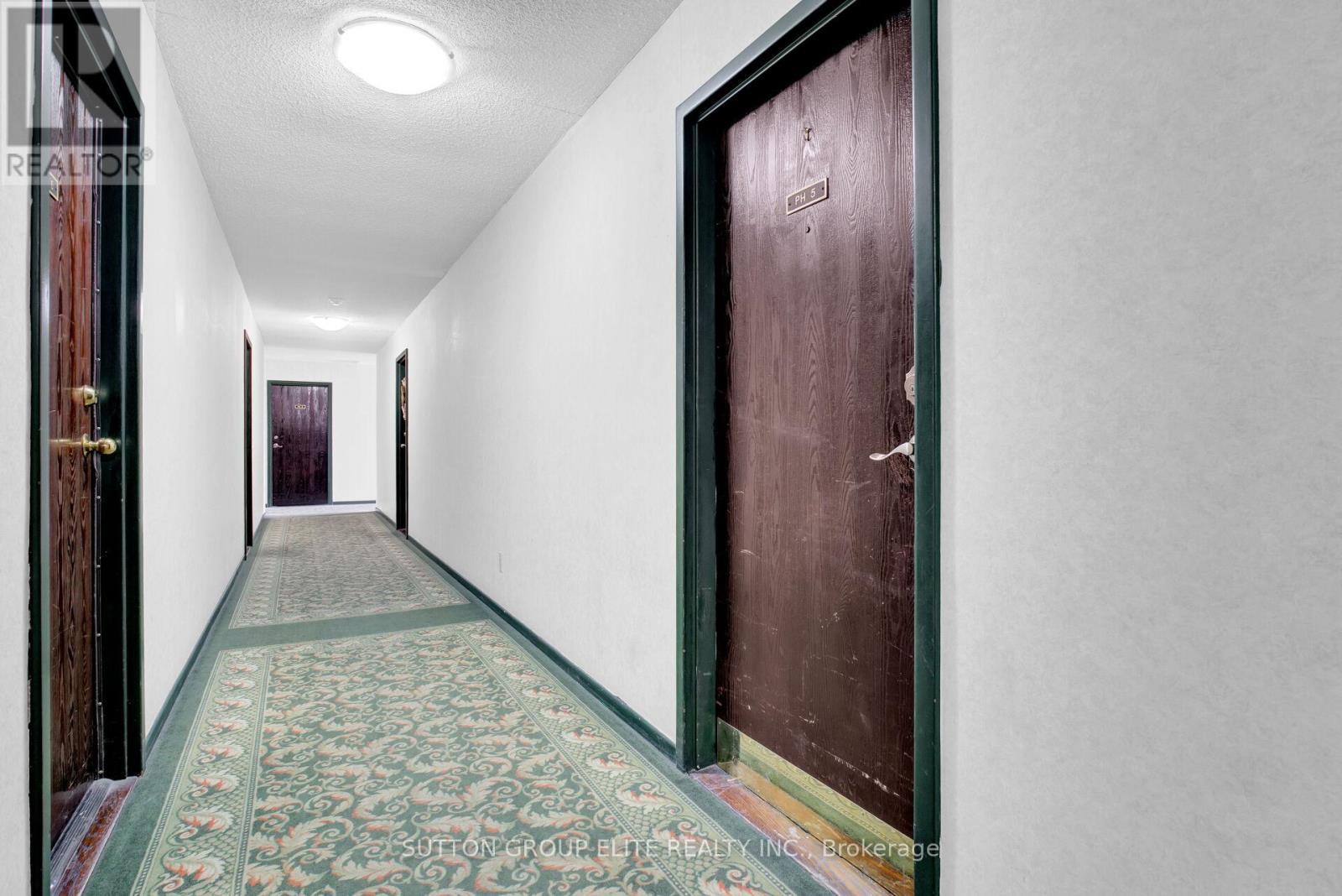 5 - 200 Robert Speck Parkway, Mississauga, ON - Indoor Photo Showing Other Room