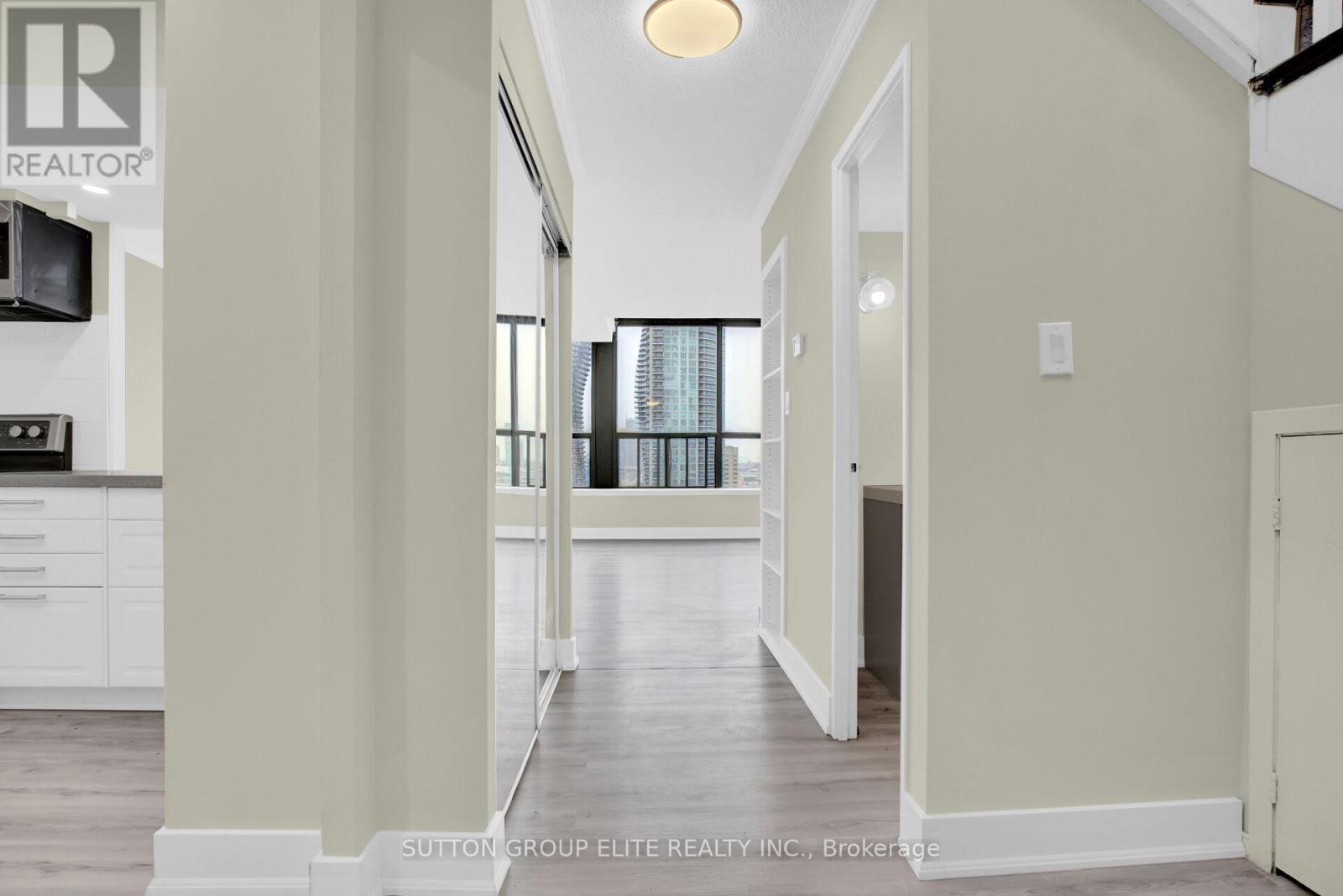 5 - 200 Robert Speck Parkway, Mississauga, ON - Photo Showing Other Room