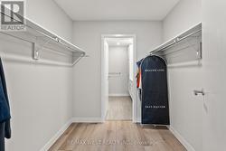 Walk-in Closet -