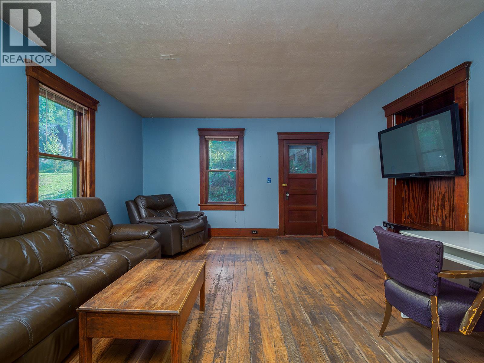 307 2Nd Avenue, Field, BC - Indoor Photo Showing Living Room