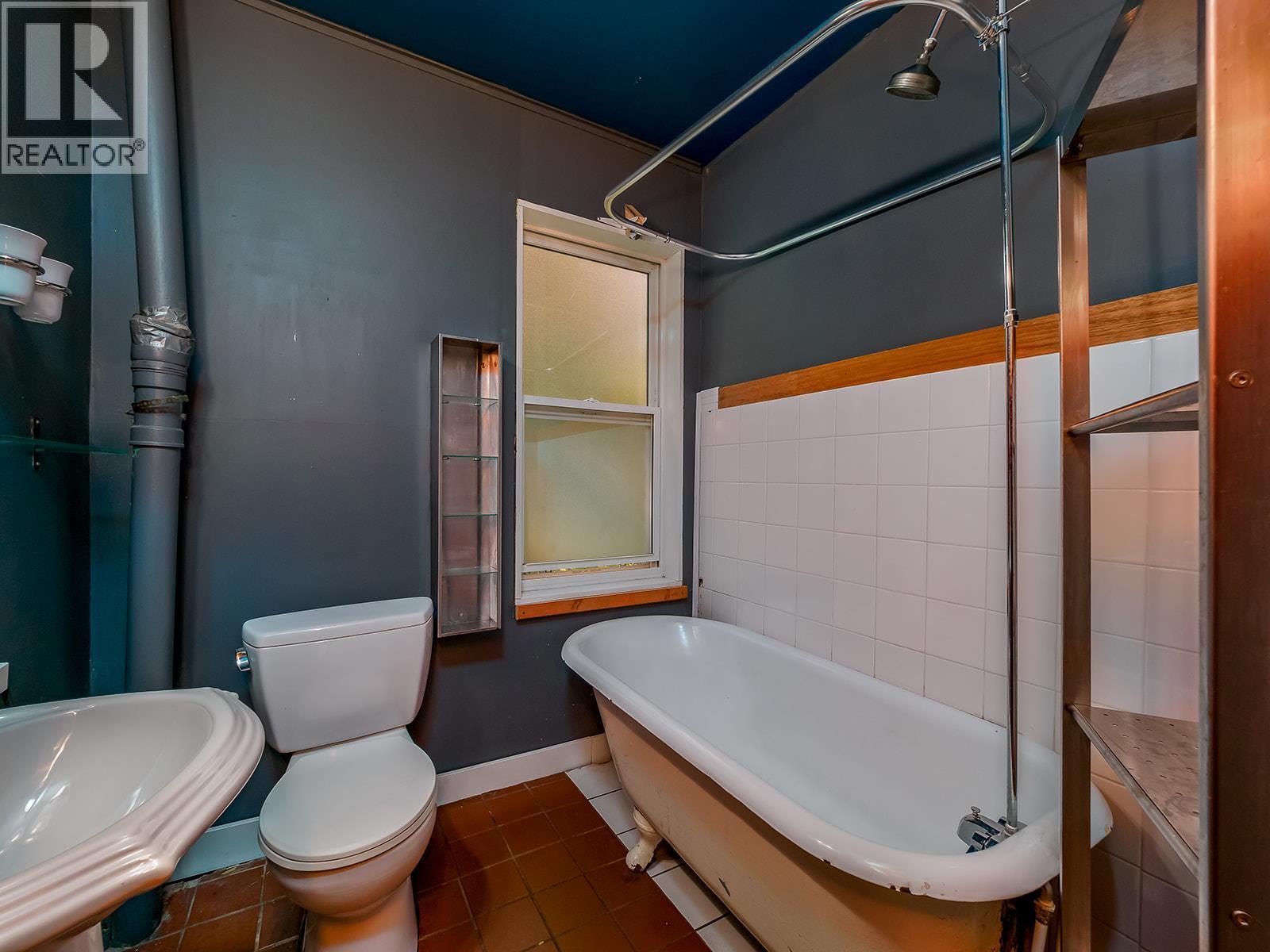 307 2Nd Avenue, Field, BC - Indoor Photo Showing Bathroom
