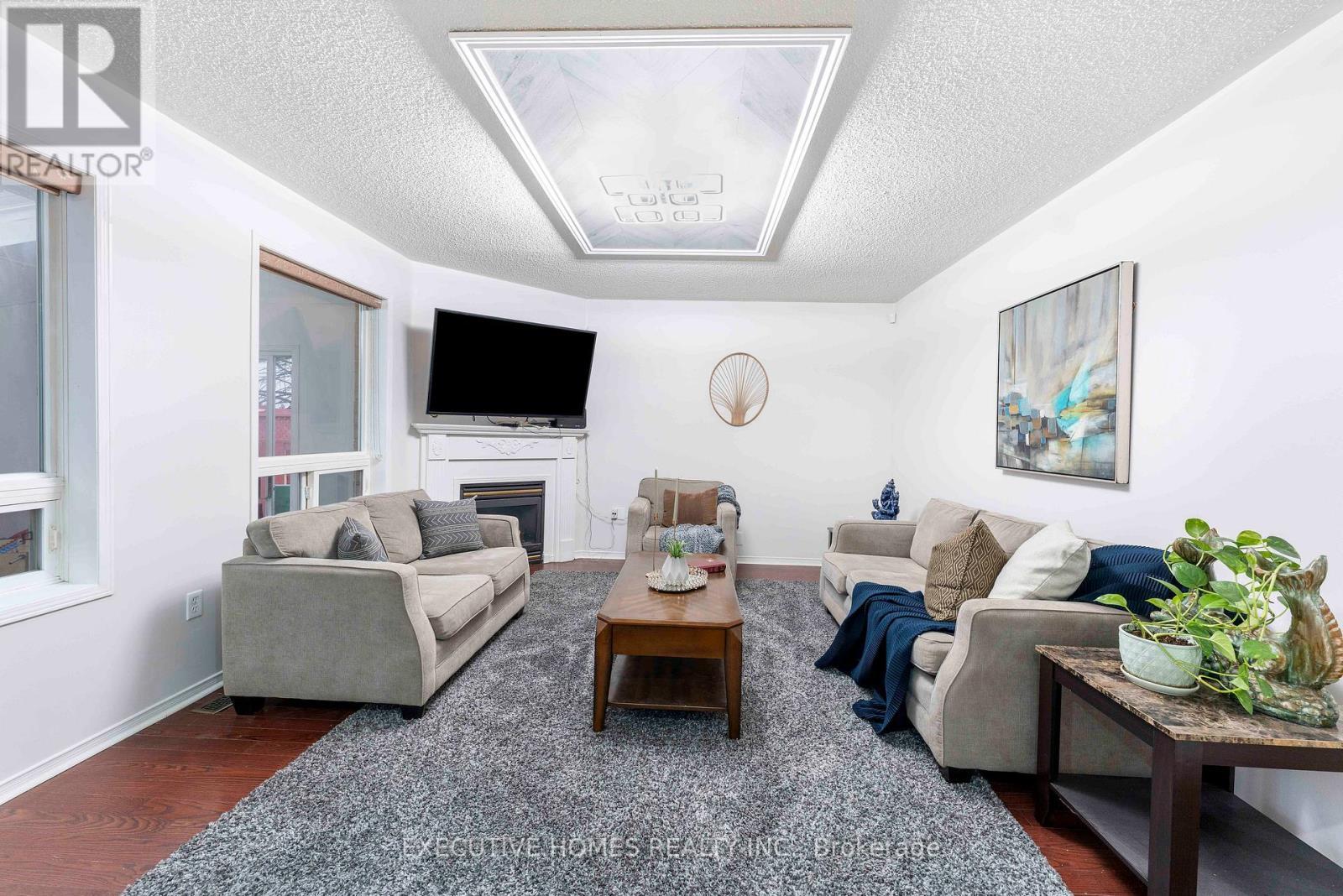 44 Pebblestone Circle, Brampton, ON - Indoor Photo Showing Living Room With Fireplace