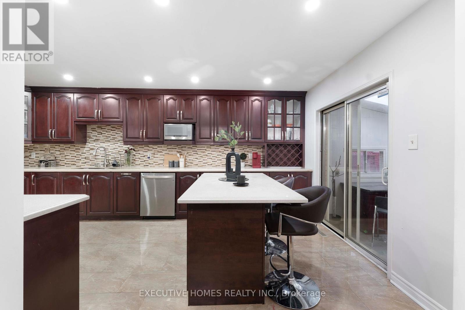 44 Pebblestone Circle, Brampton, ON - Indoor Photo Showing Kitchen With Upgraded Kitchen